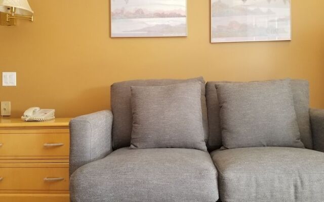 Twin Pine Inn & Suites