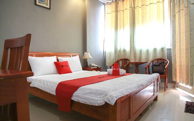 RedDoorz Plus near Hoang Van Thu Park