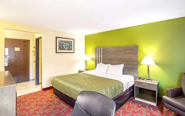 Norwood Inn & Suites Milwaukee