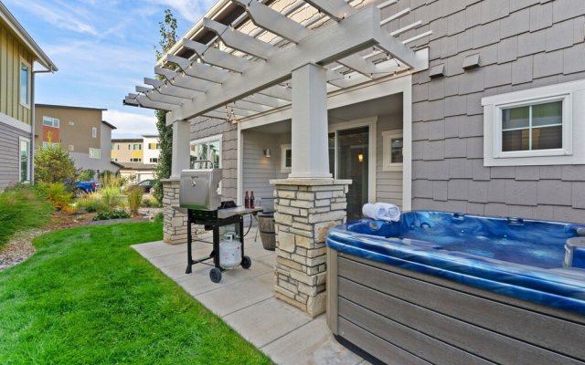 Quiet Urban Community – Designer Home W/ Hot Tub!