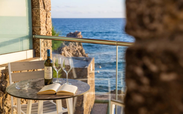 Black Rocks Family, Luxury Seafront maisonette