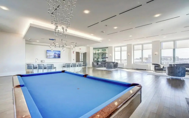 Spacious 2BR Apartment in Crystal City