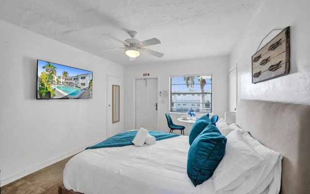 Waves on Desoto Beautiful Studio 7