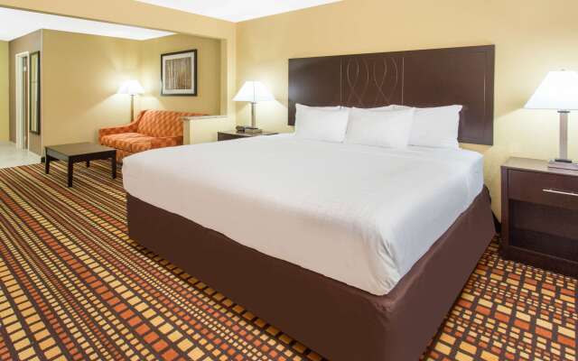 Days Inn & Suites by Wyndham Davenport East