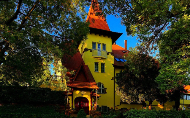 Fried Castle Hotel and Restaurant