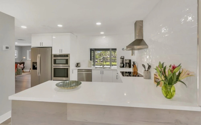 Watersedge - Private & Sanitized, Self Check-in. Perfect for Social Distancing & Working From Home. Private Pool, Pet Friendly. Super-host Support