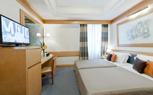 Hotel White