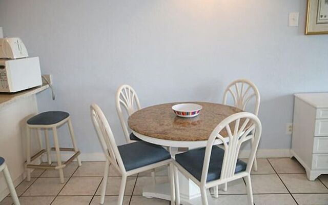 Traders Inn Beach Club