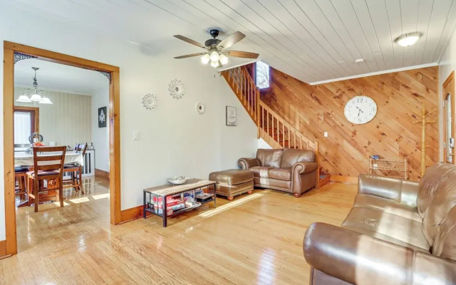 Charming Tannersville Home w/ Fire Pit + Deck!