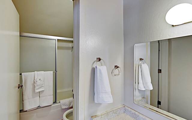 Mountaintop #D - 4 Br Condo