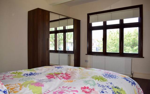 Garden 3 Bedroom Home With Parking