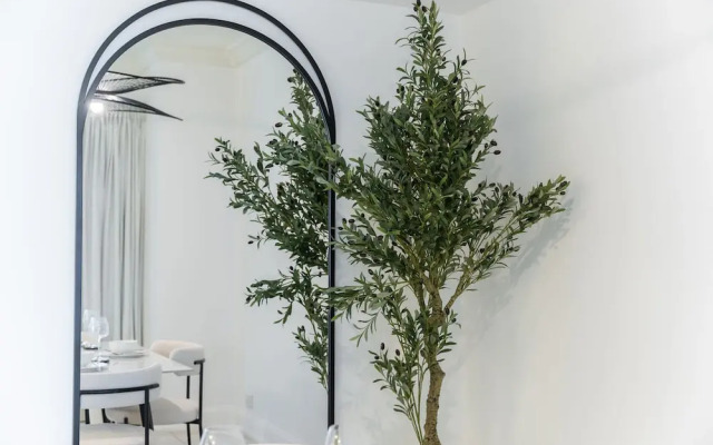 Prime 2BR Near Marina Mall Tram