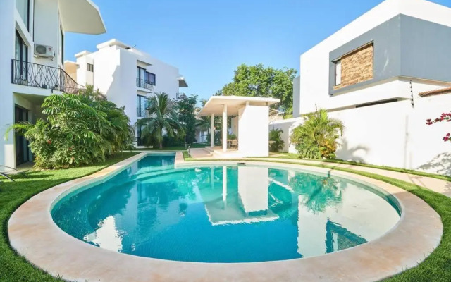 Neem 11 Stylish&Bright APT 2 Pools, AC, Gym & 50MB WIFI