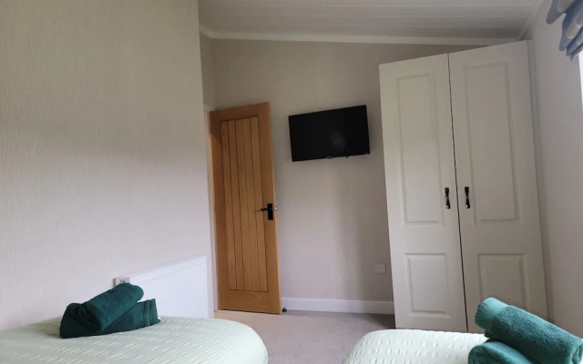 Luxury 2-bed Lodge in Routh, Sleeps 4 With Hot Tub