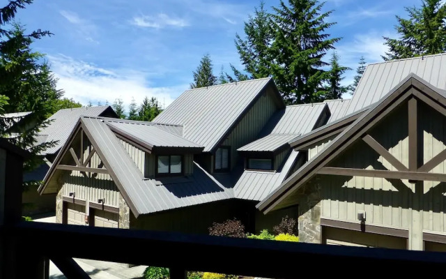 Spacious Town Home With Private Hot Tub