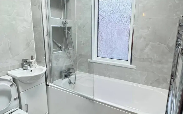 Charming Luton Home for Families & Business Stays
