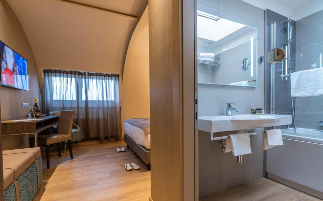 Smart Hotel Holiday