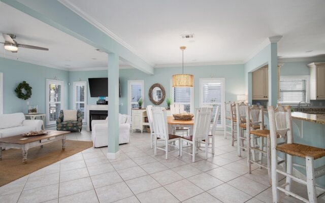 Z-Crest Hideaway By BlueSwell