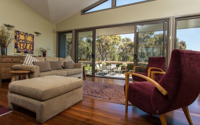 Tura Beachhouse in Dolphin Cove