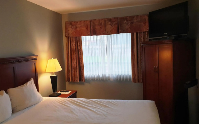 Riverland Inn & Suites