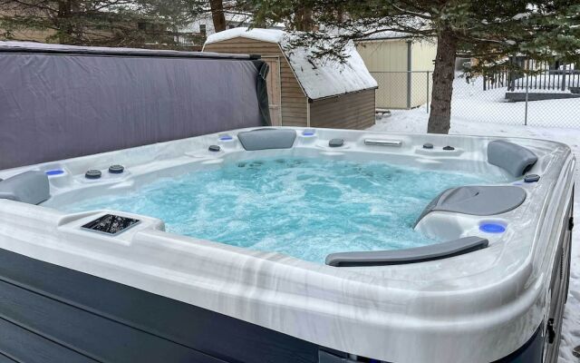 Mankato Family Getaway - New Salt Water Hot Tub!