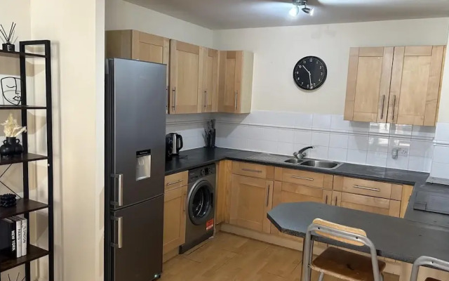 Spacious 1-bed Apartment in London sea View