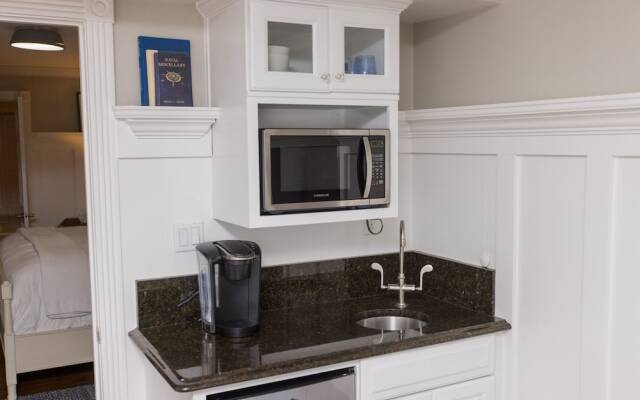 The Burrus House Inn Waterfront Suites