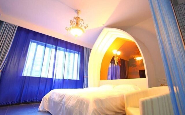 Love in a Fallen City Theme Hotel