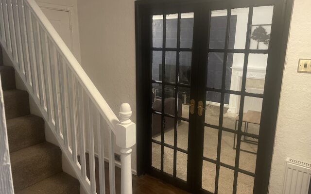 4 Bedroom House - Sleeps 6 - Garden, Bbq, Parking