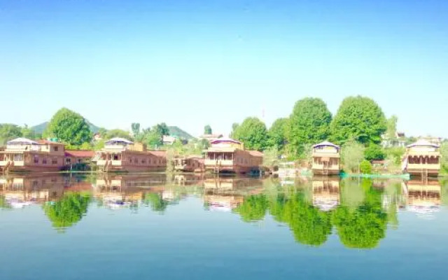 New Zenith Group of Houseboats