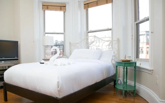 Pleasant Back Bay Suites by Sonder