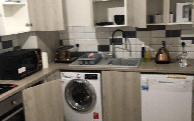 Stunning 1-bed Apartment With En-suite in Strood