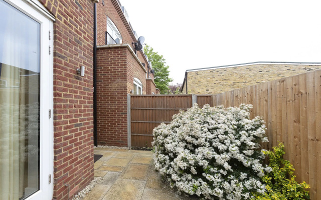 Immaculate Central Windsor Town House