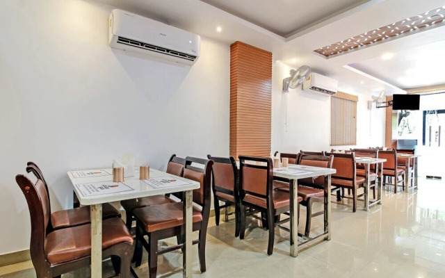 Royal Emirates by OYO Rooms