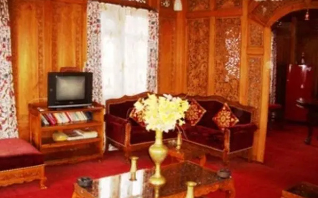 Howrah Houseboat – Guest Rooms – Srinagar