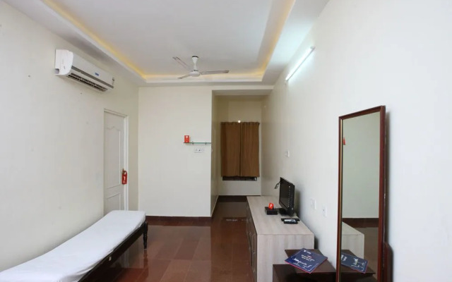 OYO Home 10497 Compact 2BHK Pondy White Town