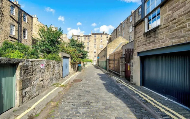 JOIVY Quiet Mews Apartment in New Town