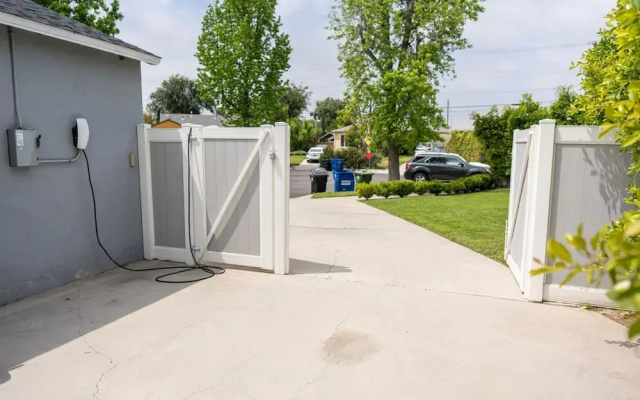 Upscale Upgraded Beautiful Spacious 3BR House in Encino Fully Renovated With Garage Very Large Fenced Yard Patio AT END OF Cul-de-sac p84