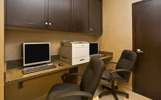 Holiday Inn Express & Suites Kingston Central by IHG