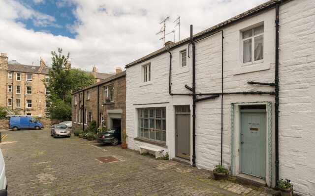 402 Dean Park Mews Apartment