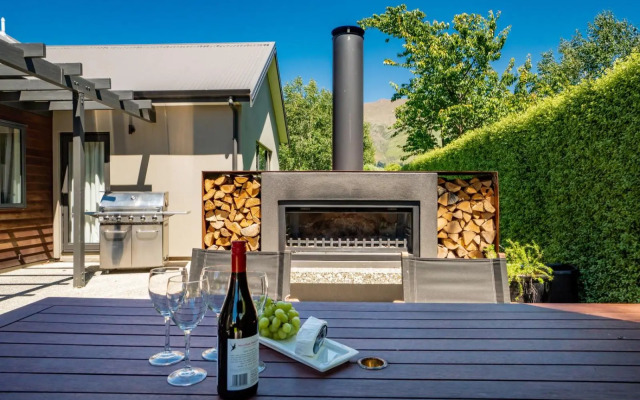 Modern Lake Haven - Wanaka Holiday Home