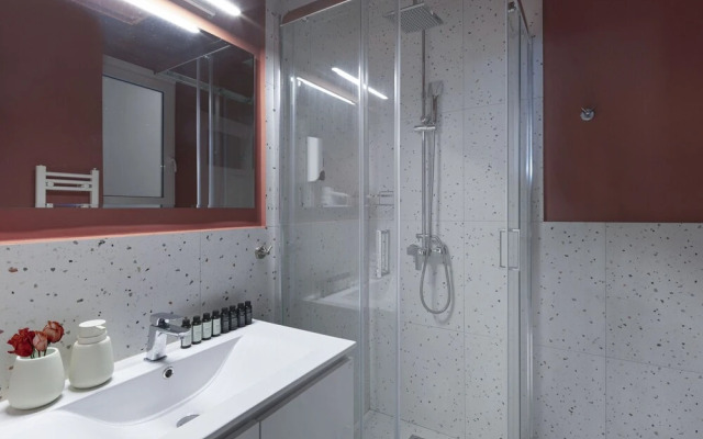 New Stylish Apartment Near St. George Sq