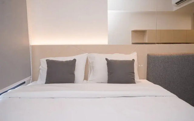 Fancy And Homey Studio Room At Collins Boulevard Apartment