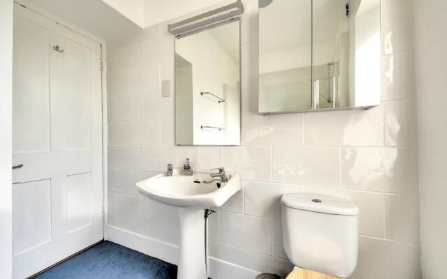 Colourful West-end Apartment - 2 Double Bedrooms 4 Guests!