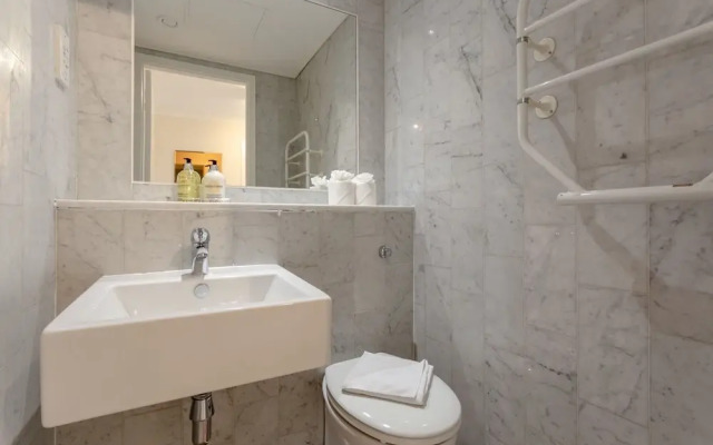 2 Bedroom Thames Apartment With Stunning Views