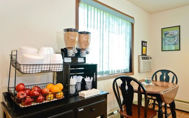 Super 8 by Wyndham Hayward WI