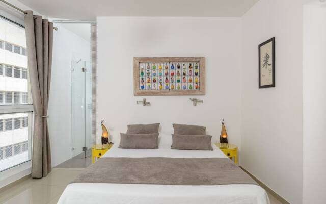 High Standard Seaside Apartment w/ Parking