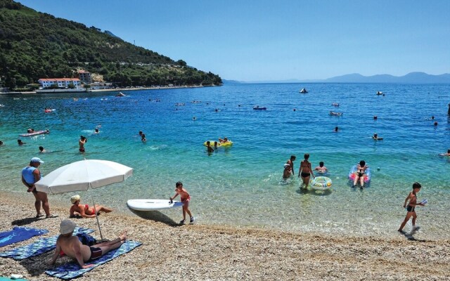 Beautiful Apartment in Drvenik With Wifi