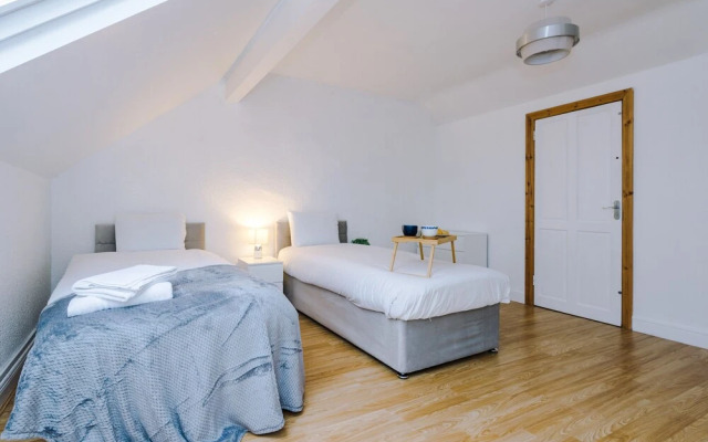 The Seedley 4 Bedroom House - Salford