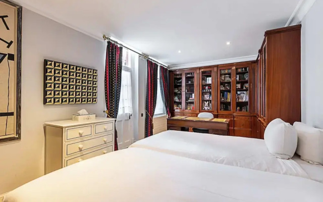 Elegant Two-bedroom Flat in Evelyn Gardens